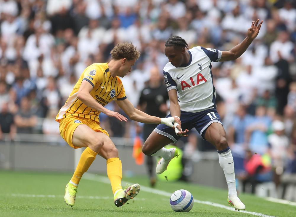 利物浦vs利兹首发：萨拉赫连续三场替补，埃基蒂克、维尔茨先发